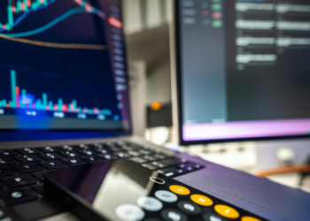 Ibovespa encerra série histórica de altas e tem leve correção; dólar sobe