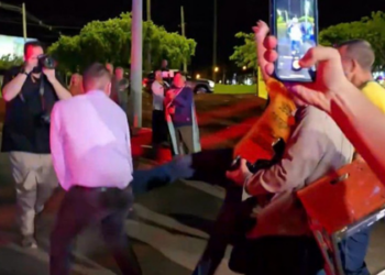Pastor crítico a Bolsonaro é cercado e insultado por apoiadores durante entrevista