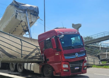 Passarela desmorona após impacto de caçamba levantada e deixa um morto na BR-116