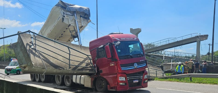 Passarela desmorona após impacto de caçamba levantada e deixa um morto na BR-116
