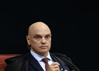 Moraes intima defesa de Bolsonaro sobre uso de celular por Nikolas Ferreira durante visita