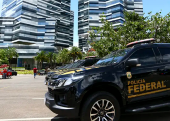 A Polícia Federal criticou mudanças feitas pelo deputado Guilherme Derrite no projeto de lei Antifacção. A corporação afirma que o novo texto enfraquece o combate ao crime organizado e limita investigações federais.