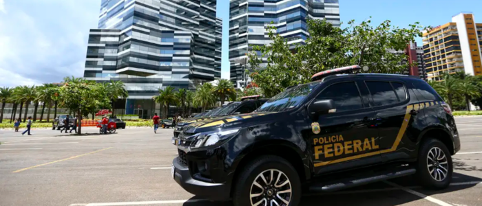 A Polícia Federal criticou mudanças feitas pelo deputado Guilherme Derrite no projeto de lei Antifacção. A corporação afirma que o novo texto enfraquece o combate ao crime organizado e limita investigações federais.