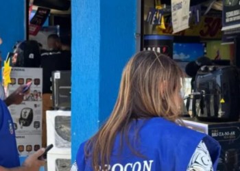 Durante a Black Friday, Procon Cabo Frio percorreu lojas da cidade para fiscalizar promoções, coibir irregularidades e orientar consumidores sobre seus direitos.
