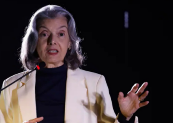 Durante conferência Literatura e Democracia, a ministra Carmén Lúcia do STF enfatizou que a democracia exige esforço diário e vigilância constante, destacando a importância de instituições culturais na defesa da liberdade.