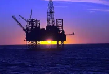 Petrobras anuncia descoberta de petróleo de excelente qualidade na Bacia de Campos, em poço do pós-sal, reforçando o potencial produtivo da região.
