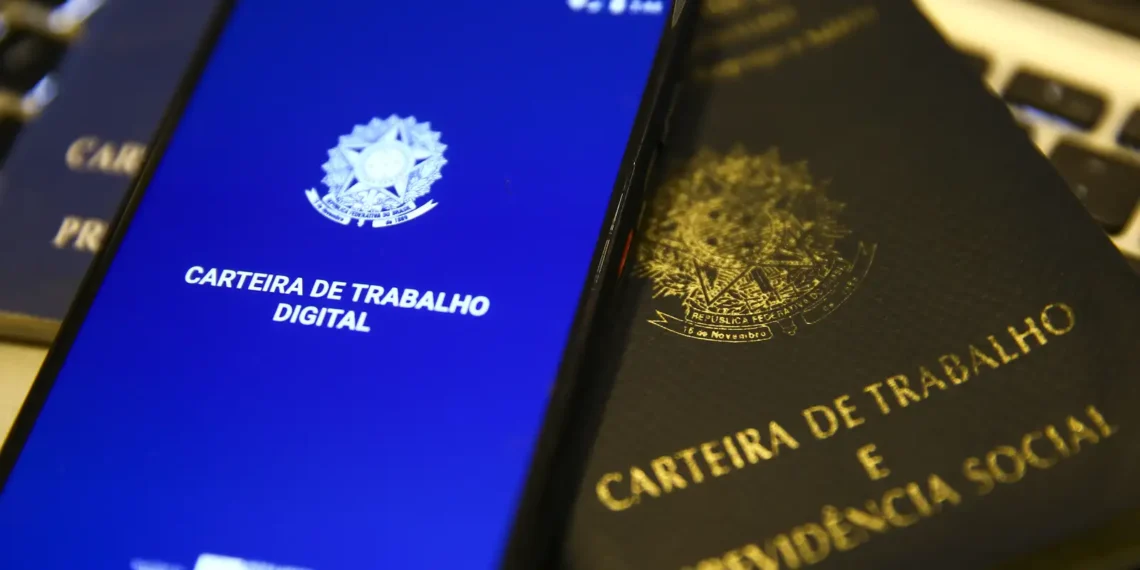 Projeto que prevê o fim da escala 6x1 avança na Câmara e pode gerar impacto anual de R$ 180 bilhões, segundo a Firjan, com possível repasse de custos à população.