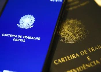 Projeto que prevê o fim da escala 6x1 avança na Câmara e pode gerar impacto anual de R$ 180 bilhões, segundo a Firjan, com possível repasse de custos à população.