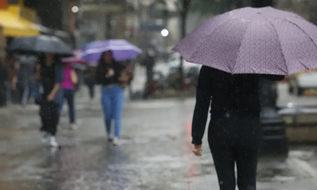 Ciclone extratropical deve provocar temporal no RJ; há risco de alagamentos e quedas de energia, segundo o Inmet.