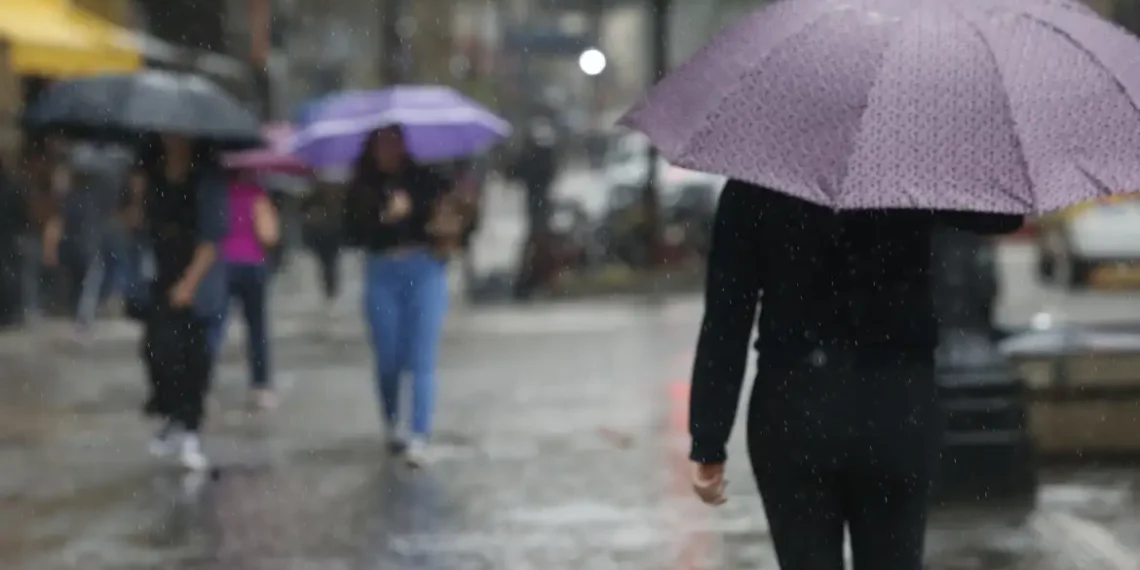 Ciclone extratropical deve provocar temporal no RJ; há risco de alagamentos e quedas de energia, segundo o Inmet.