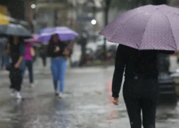 Ciclone extratropical deve provocar temporal no RJ; há risco de alagamentos e quedas de energia, segundo o Inmet.