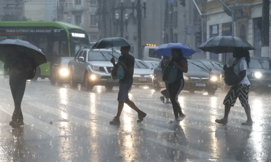 Previsão climática do Inmet mostra contrastes de chuva entre as regiões do país.
