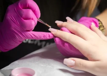 Produtos para unhas em gel passam por mudanças após proibição de compostos considerados perigosos.