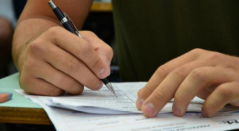 Alerj fecha inscrições em 13/11; seleção tem vagas para níveis médio e superior.