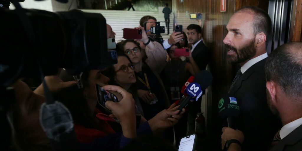 Voto de Eduardo Bolsonaro em vetos presidenciais é cancelado após questionamento sobre participação de deputado fora do país.