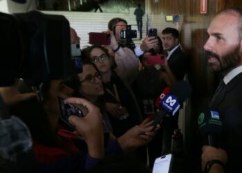 Voto de Eduardo Bolsonaro em vetos presidenciais é cancelado após questionamento sobre participação de deputado fora do país.