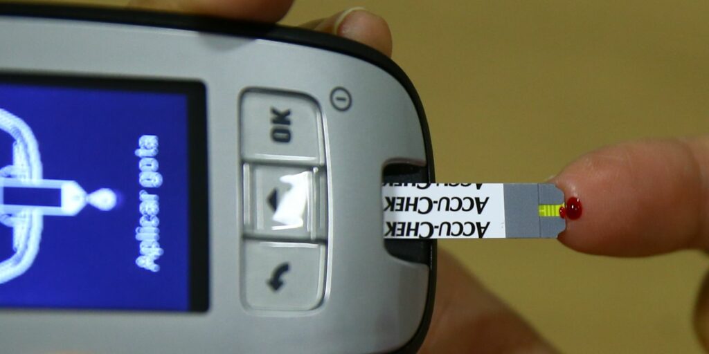 Por que o diabetes tipo 1 evolui mais rápido em crianças? Estudo identifica mecanismo-chave.
