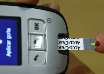 Por que o diabetes tipo 1 evolui mais rápido em crianças? Estudo identifica mecanismo-chave.
