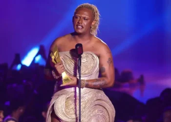 Liniker brilha no Grammy Latino 2025 ao lado de Bad Bunny e Karol G. Veja os principais vencedores da 26ª edição realizada em Las Vegas.