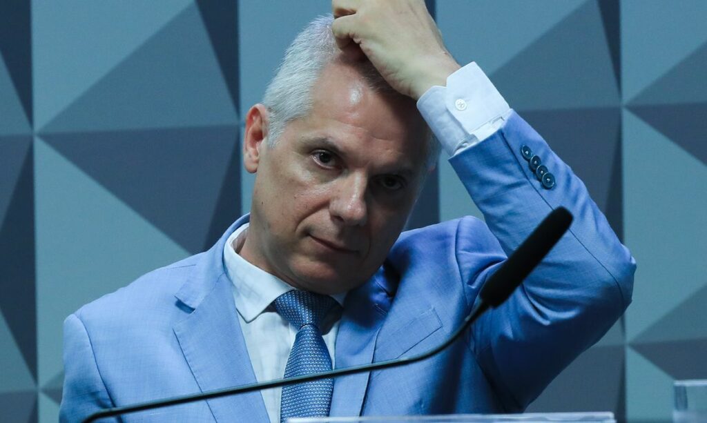 Relatório da PF indica que Alessandro Stefanutto recebia R$ 250 mil por mês para manter esquema de fraudes no INSS. Prisão foi determinada pelo ministro André Mendonça.