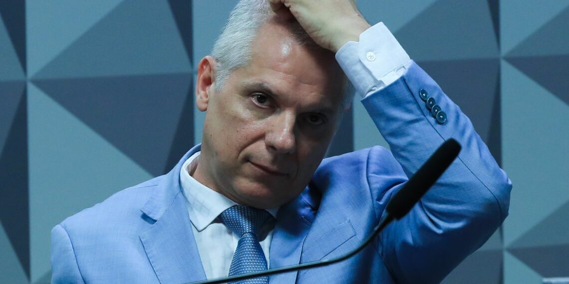 Relatório da PF indica que Alessandro Stefanutto recebia R$ 250 mil por mês para manter esquema de fraudes no INSS. Prisão foi determinada pelo ministro André Mendonça.