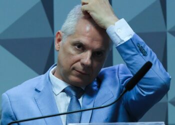 Relatório da PF indica que Alessandro Stefanutto recebia R$ 250 mil por mês para manter esquema de fraudes no INSS. Prisão foi determinada pelo ministro André Mendonça.