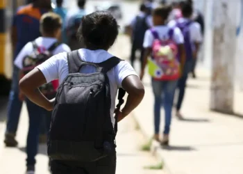 A Secretaria de Educação de Macaé divulgou o calendário de matrícula para 2026. A renovação online será de 13 a 21 de novembro e o processo inclui transferência e pré-matrícula.