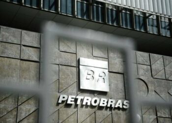 Petrobras amplia produção, redireciona vendas para a Ásia e supera metas anuais pela primeira vez em anos.