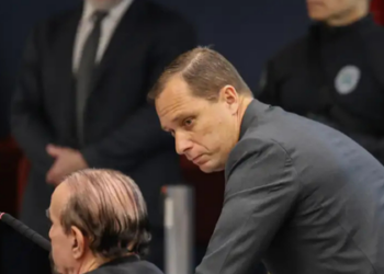O tenente-coronel Mauro Cid retirou a tornozeleira eletrônica após audiência no STF e começou a cumprir pena de dois anos em regime aberto. O ex-ajudante de Bolsonaro delatou a trama golpista e recebeu benefícios legais.