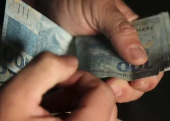 Benefício do PIS/Pasep 2026 começa a ser pago com nova regra de renda e prazo até dezembro.