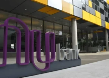 Nubank nega falência, apresenta dados de crescimento e alerta para desinformação após liquidações no setor financeiro.