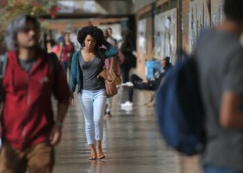 Orçamento de 2026 corta quase R$ 500 milhões das universidades federais, segundo a Andifes.