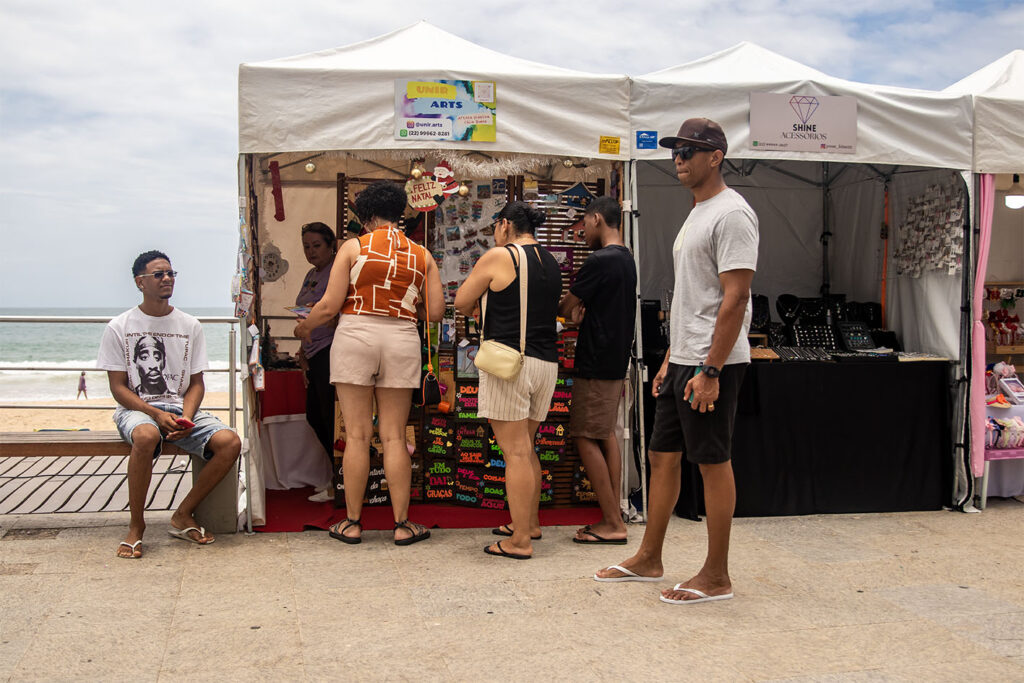 Praia dos Cavaleiros recebe feira com artesanato, decoração e moda até o fim de dezembro.