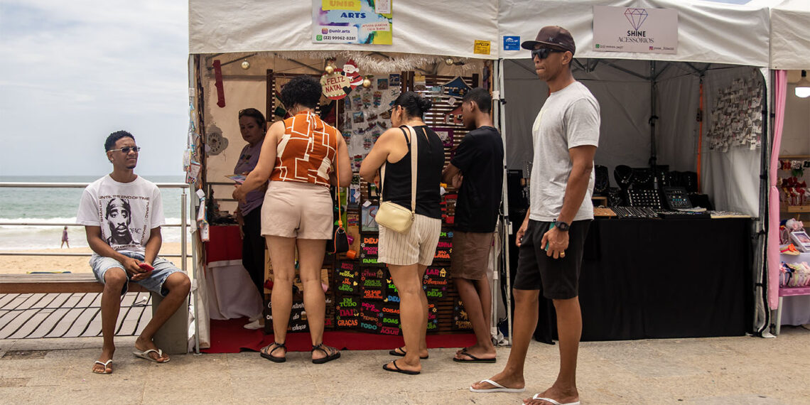 Praia dos Cavaleiros recebe feira com artesanato, decoração e moda até o fim de dezembro.