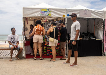 Praia dos Cavaleiros recebe feira com artesanato, decoração e moda até o fim de dezembro.