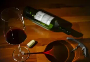 Estudos sugerem benefícios moderados do vinho para o coração, mas especialistas reforçam que o álcool continua sendo nocivo. Entenda os riscos e alternativas.
