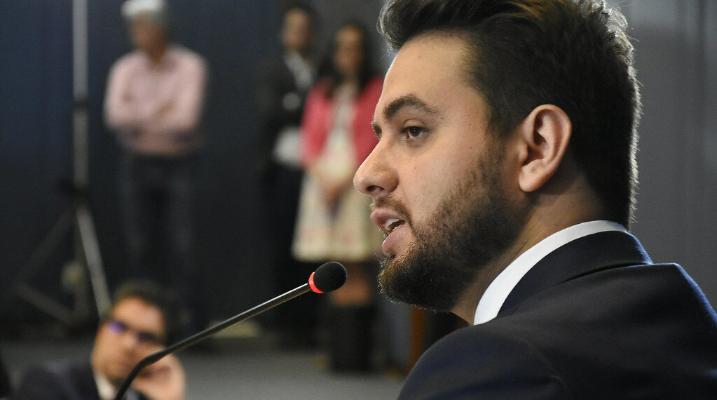 Defesa de Filipe Martins tem 24 horas para explicar uso de rede social proibida durante prisão domiciliar.
