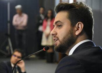 Defesa de Filipe Martins tem 24 horas para explicar uso de rede social proibida durante prisão domiciliar.