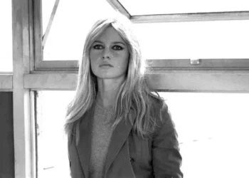 Atriz francesa relatou gravidez traumática e afastamento do filho em autobiografia.