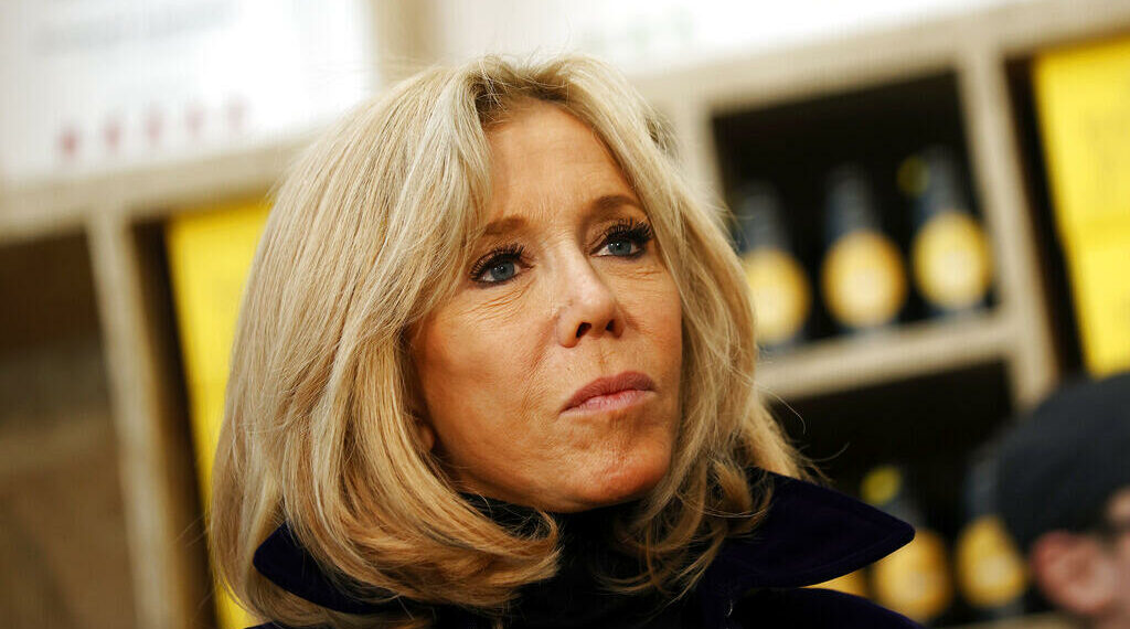 Comentário privado de Brigitte Macron gera repercussão e críticas de movimentos feministas.