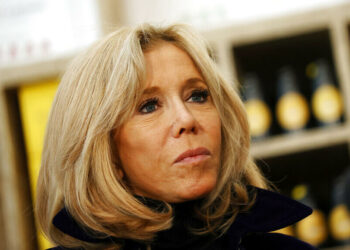 Comentário privado de Brigitte Macron gera repercussão e críticas de movimentos feministas.