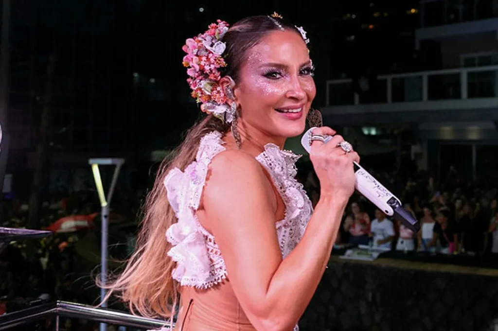 MP-BA processa Claudia Leitte por alterações em músicas do axé com referências religiosas.