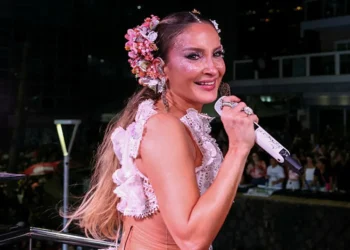 MP-BA processa Claudia Leitte por alterações em músicas do axé com referências religiosas.