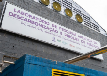 Laboratório da UFRJ converte lixo e CO₂ em energia e insumos industriais