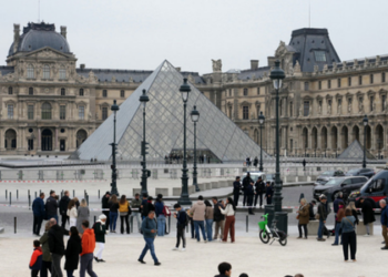 Funcionários do Museu do Louvre, em Paris, entram em greve a partir de 15 de dezembro para protestar contra condições de trabalho precárias, problemas de infraestrutura e falhas de segurança, afetando a experiência dos visitantes.