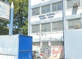 Criança de 10 anos perde visão após ataque em escola municipal; mãe acusa negligência