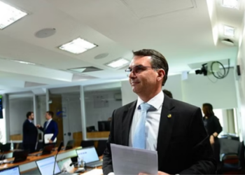Partidos questionam material político divulgado antes do período permitido.