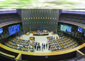 Cassação de Carla Zambelli entra em pauta em meio a disputa política