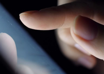 Austrália veta redes sociais para menores e impõe multas milionárias