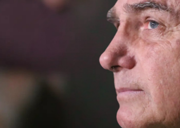 Defesa de Jair Bolsonaro solicita ao STF correção de barulho constante em cela da PF, alegando prejuízo à saúde e ao descanso do ex-presidente.